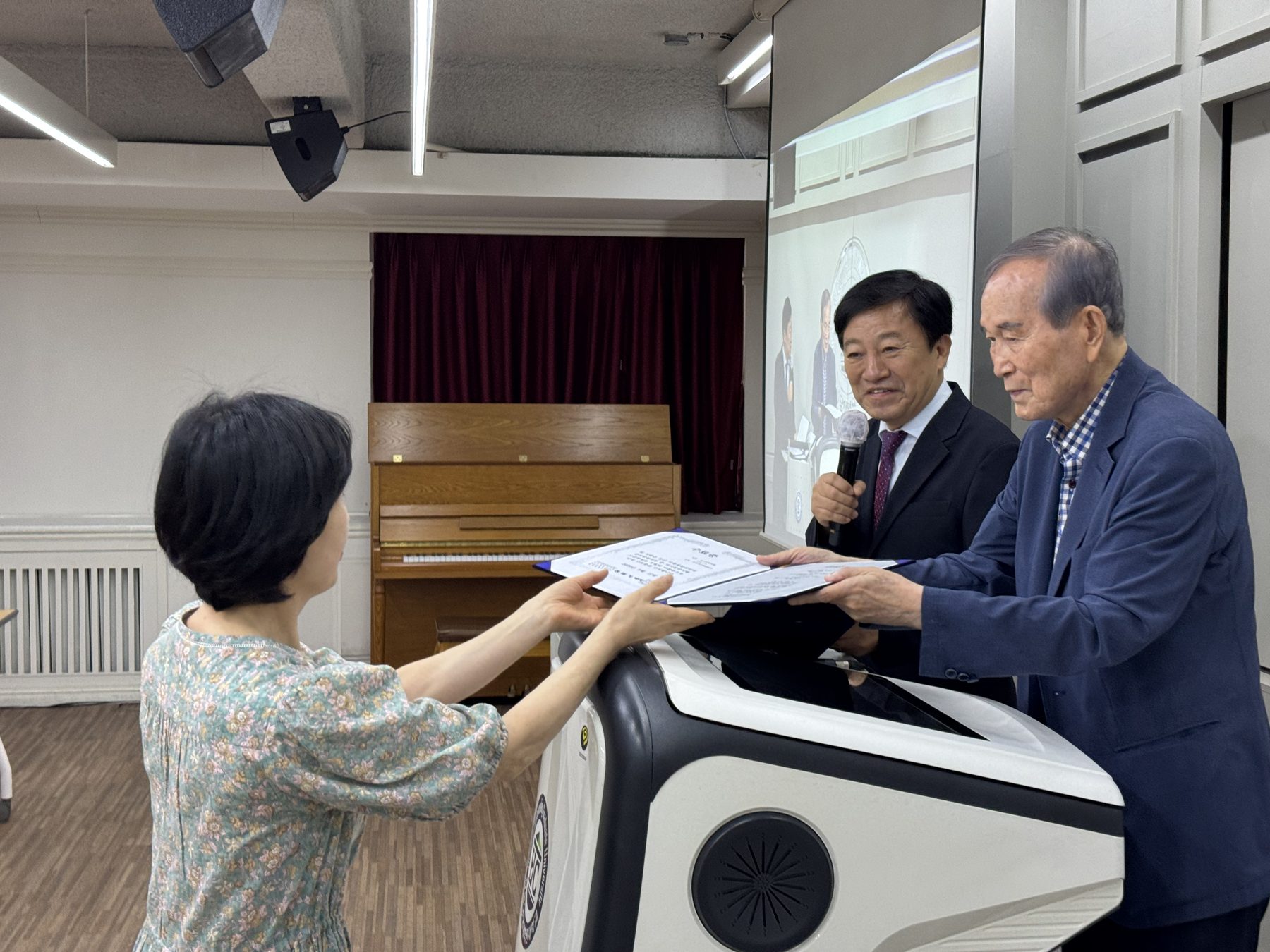 동산가족성장센터 수료식 수료증 수여 장면