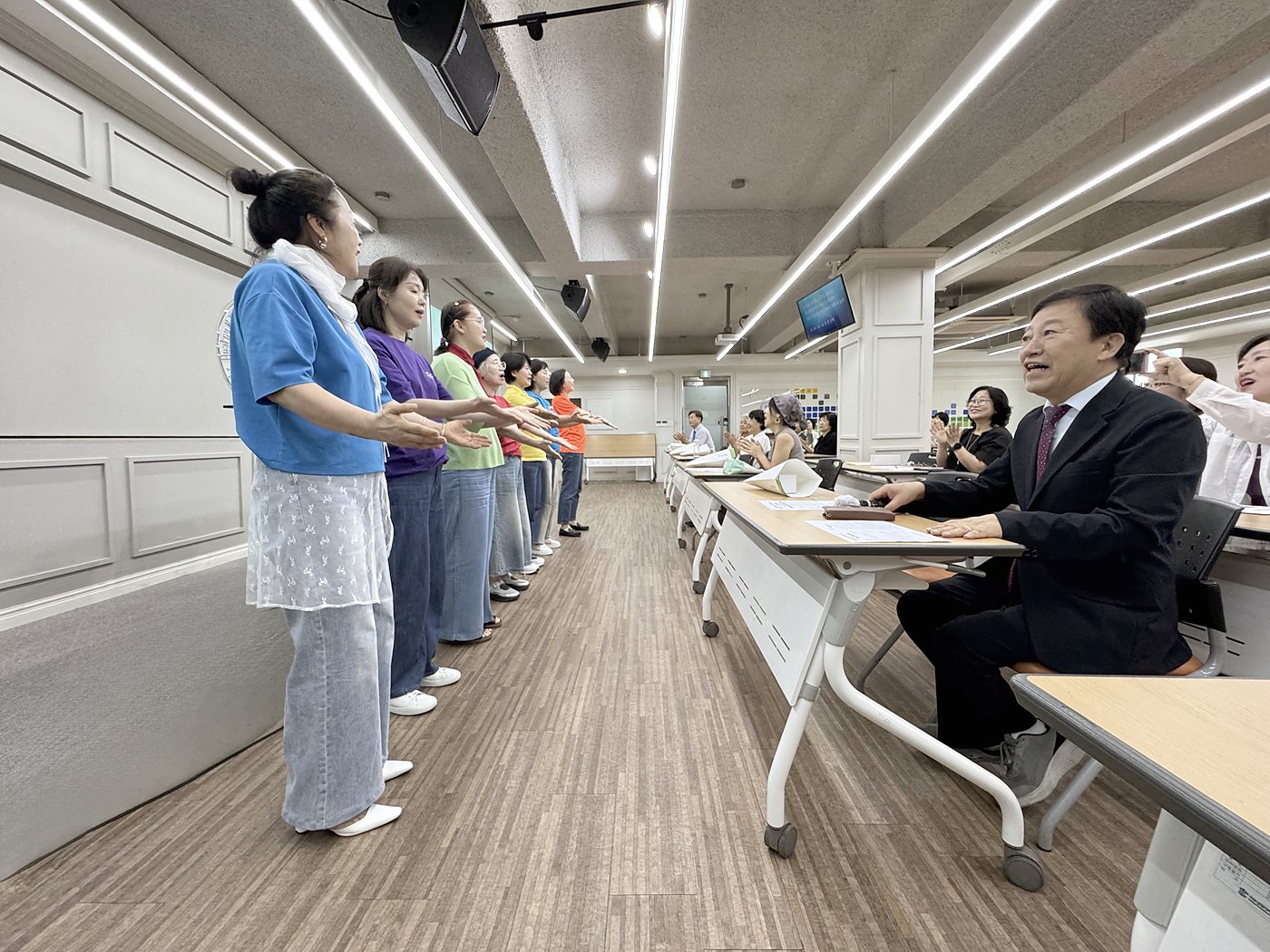 치유상담대학원대학교 강의실에서 노래로 여는 수업 장면