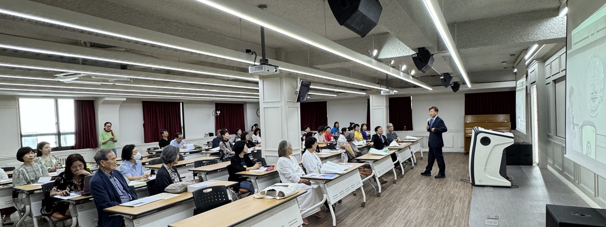 치유상담대학원대학교 강의실에서 강좌를 듣는 참가자들